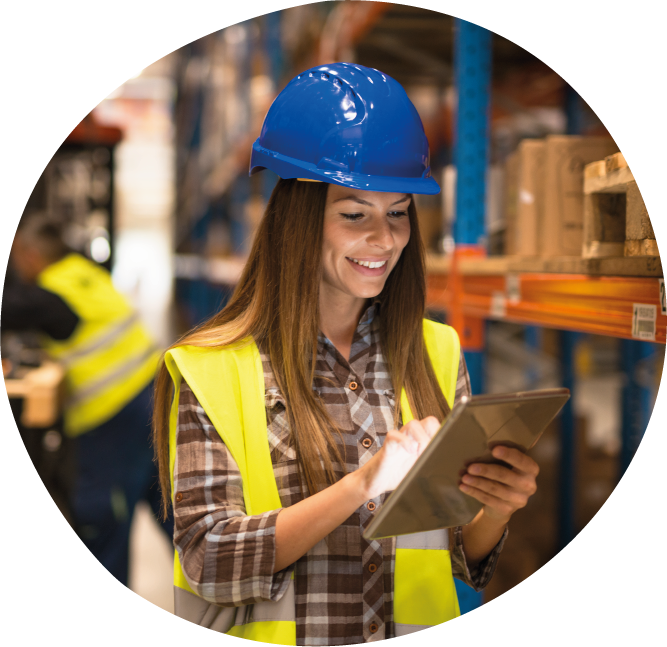 CY Transport - Femme travaillant en logistique